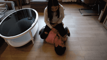 洛芸狂扇家务奴耳光