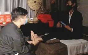 【美娜格格】会所开发技师舔脚【双视角版】