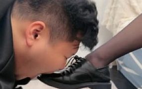 【素人星探】舔脏皮鞋+嘴洗黑丝圣水