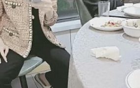 【美帝】餐桌下狗伺候【双视角版】