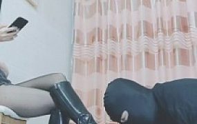 【琳琳S】长靴黑丝强迫狗舔干净