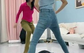 【麋鹿银儿】姐妹花暴力踩踏深喉贱狗