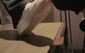 【西竹】小白鞋高跟黑丝让狗舔