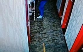 【艾琳】和姐妹惩罚偷鞋贼