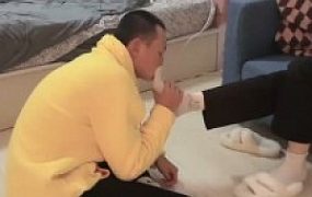 【贝儿】逛街后臭脚蹂躏