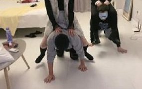 【晴儿】姐妹花玩弄哥俩狗-踢裆/舔靴/骑马