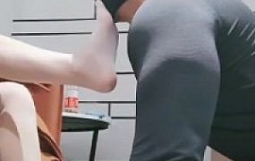 【护短S】萝莉主白丝脚底喂食