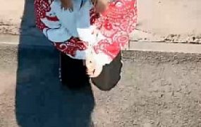 【十三妹】户外大坝旁溜母狗