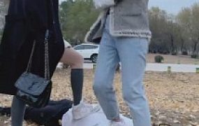 【二宝】姐妹花户外遛狗踩踏