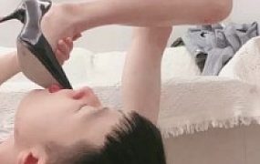 【强抚】近距离玉足辱奶狗