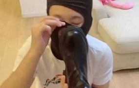 【奶味茶茶】舔闻长靴黑丝/裸足深喉