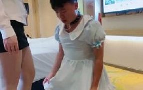 【雪琪琪】强制狗穿裙子/圣水/高跟踩/鞭打