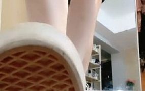 【芷晴】沉浸式踩踏碾压食物