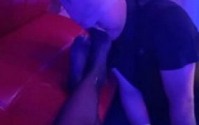 【鬼鬼】KTV让服务员伺候舔脚