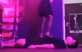 【美妙S】学生妹全体重踩踏