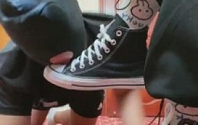 【甜沁】学生S脏臭棉袜蹂躏