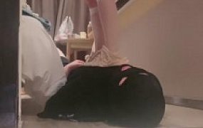 【桃子老师】运动鞋白丝全体重踩踏