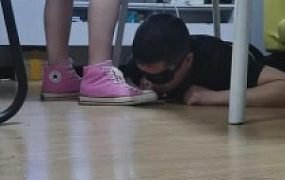 【文文文】桌底舔素人脏鞋