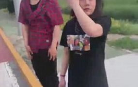 【逗逗】户外抓住偷拍狂惩罚虐