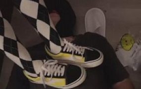 【伊莉】情侣S-看狗舔女朋友的脏鞋