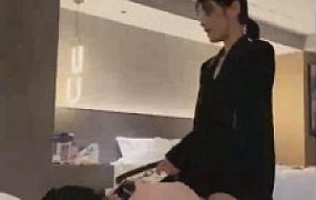 【简一S】父子跪在长腿黑丝模特做奴