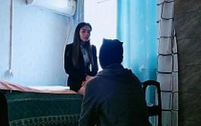 【艾琳】面试家奴伺候主人进餐