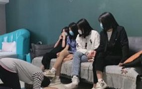 【精神小妹】素人群女遛狗调踩踏