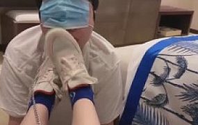 【橘子没熟】脏高帮鞋羞辱地毯