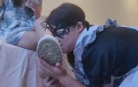 【路子】贱母狗舔脏鞋闻原味白袜