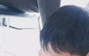 【雪儿】白领办公桌下恋足狗