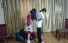 【最抗揍M】被两萝莉学生主羞辱