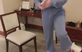 【依艺】重度踢踹-脚耳光-踩踏-恋足-舔脏鞋