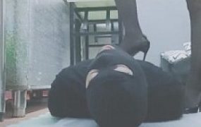 【灵竹】折磨贱狗踩肚子/踹后背/舔鞋