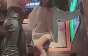 【诗诗】KTV羞辱双狗-圣水/牛仔裤转胯