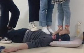 【开发素人】与精神小妹素人恋足踩踏羞辱专场