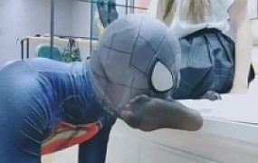 超人被恶魔黑丝御姐绑起来狠虐