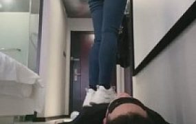 【魅儿】小白鞋全体重踩踏狗