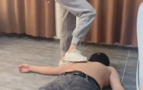 【逗逗】极致窒息专场-全体重踩脖子/踩脸鼻