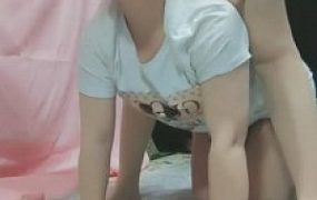 【胭脂S】脚底踩踏食物喂母狗