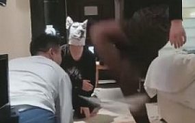 【小猫咪】暴打双狗-圣水泡面赏赐