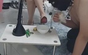 【乐爷】圈养奴第十四天脚喂食强制圣水