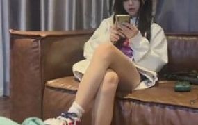 【甜甜】运动鞋白袜羞辱跪拜奴