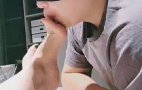 【蜜桃儿】舔原味臭脚丫