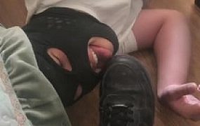 【训狗王】舔三学生素人的脏鞋底