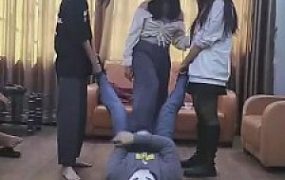 【德意户外男神】四个女神素人群殴调教【完整版】