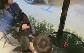 【歌迪丝】喜欢在公共场所舔脚的狗