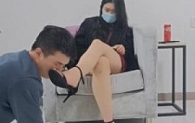 【重庆男神】小美暴打男神/舔脚/耳光/踩踏/踢裆