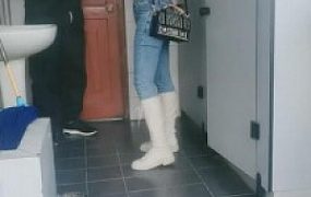 【语晴】公厕偷窥的下场