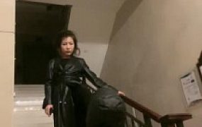 【歌迪丝】楼道训狗舔脚