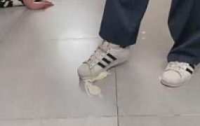 【二宝】教素人学生S踩食物喂食/强迫吃袜子